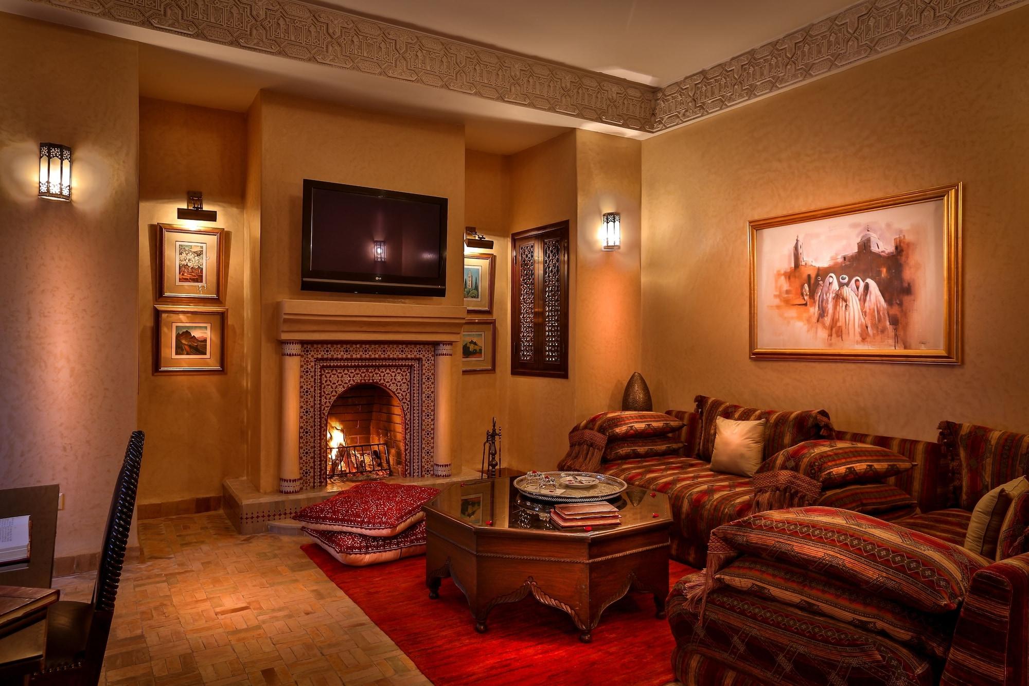 ホテル リヤド クニザ マラケシュ エクステリア 写真 A living room in a Moroccan hotel