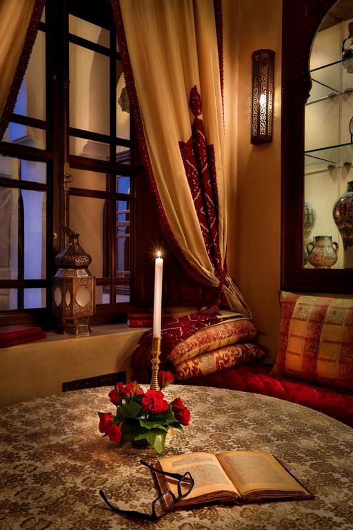 ホテル リヤド クニザ マラケシュ エクステリア 写真 A candle in a Moroccan house