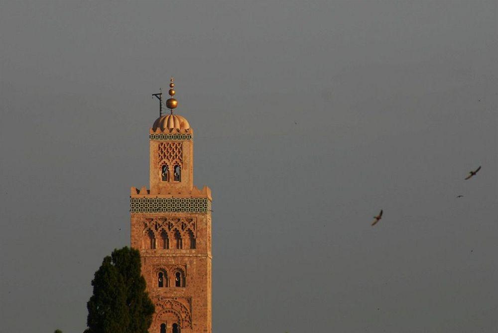 ホテル リヤド クニザ マラケシュ エクステリア 写真 The minaret of the Kutubiyya Mosque in Marrakesh