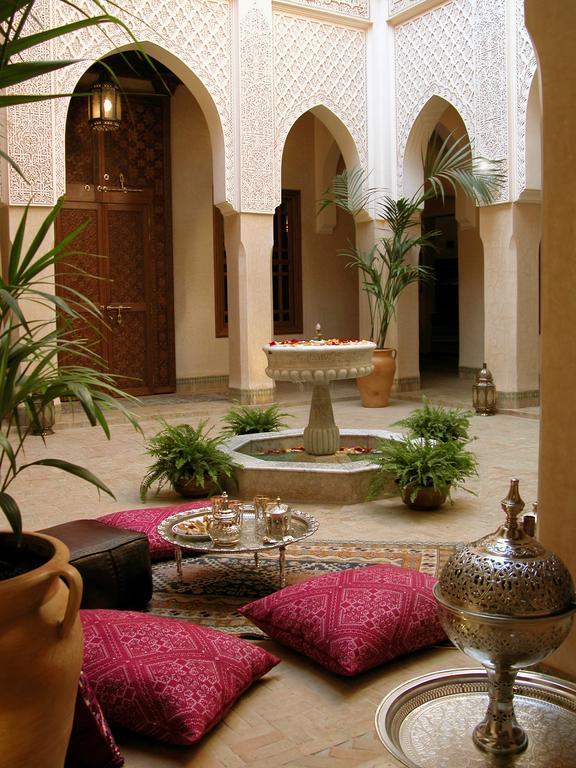 ホテル リヤド クニザ マラケシュ エクステリア 写真 A fountain in a Moroccan riad