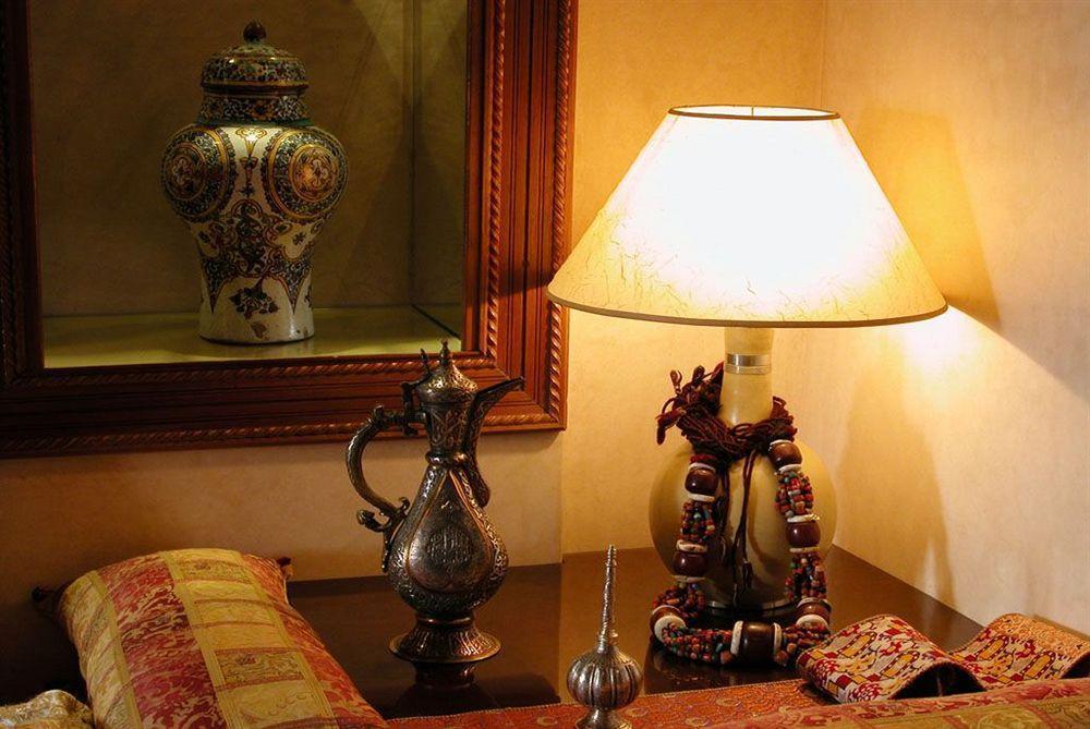 ホテル リヤド クニザ マラケシュ エクステリア 写真 A table lamp