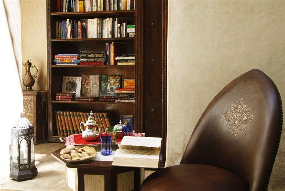 ホテル リヤド クニザ マラケシュ エクステリア 写真 Library at the hotel