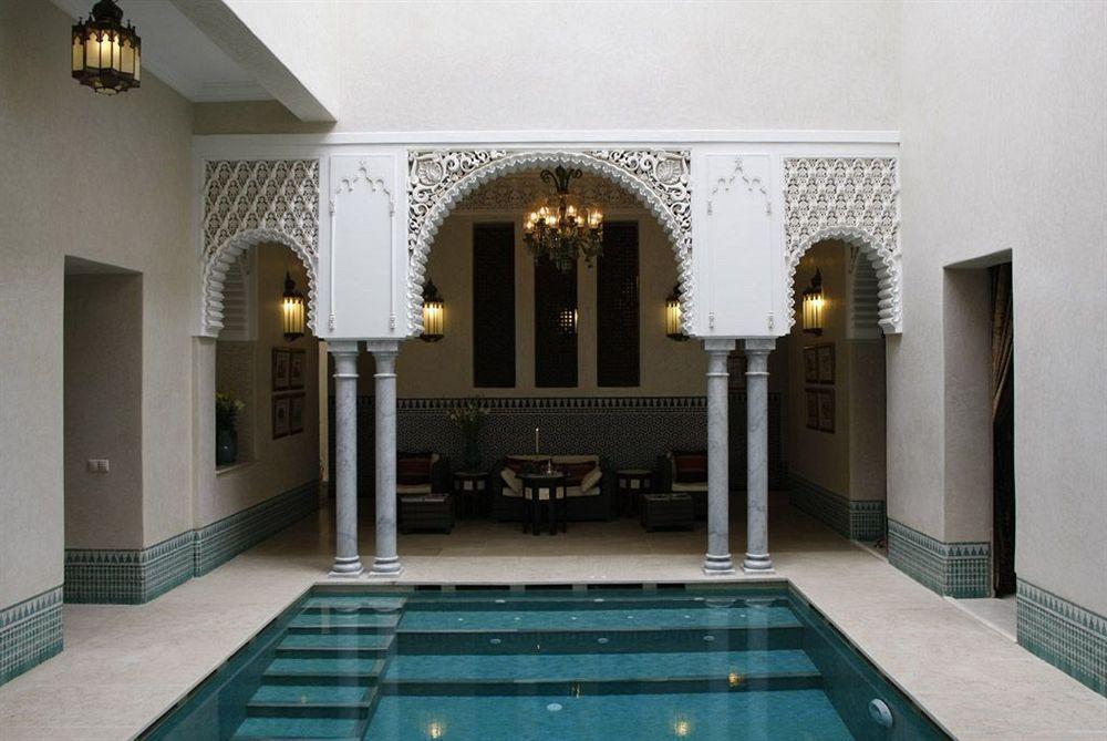 ホテル リヤド クニザ マラケシュ エクステリア 写真 The swimming pool at the hotel