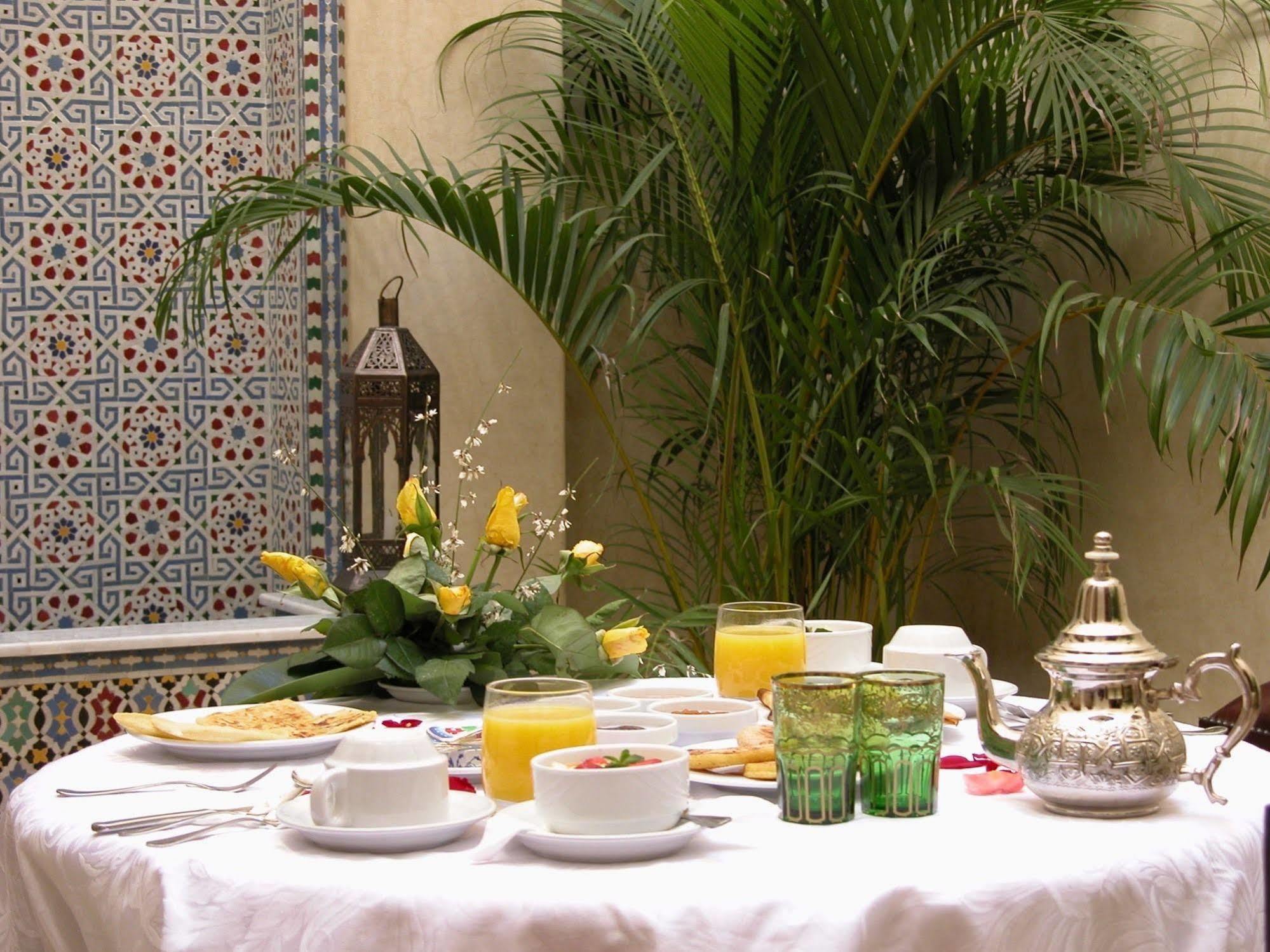 ホテル リヤド クニザ マラケシュ エクステリア 写真 A Moroccan breakfast