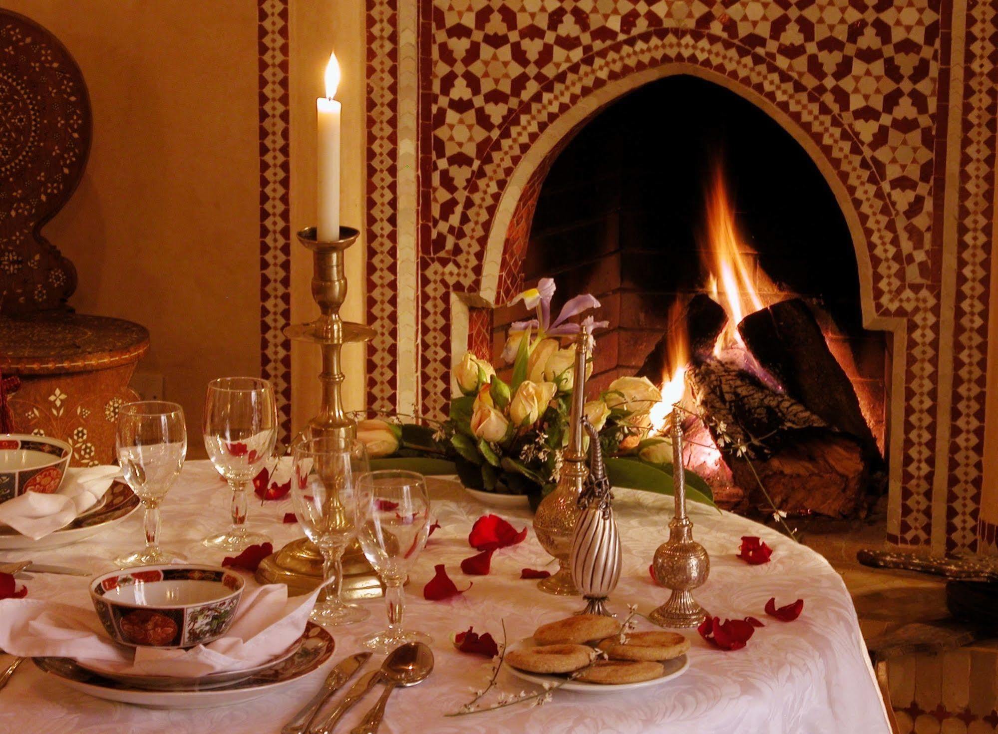 ホテル リヤド クニザ マラケシュ エクステリア 写真 A Moroccan fireplace